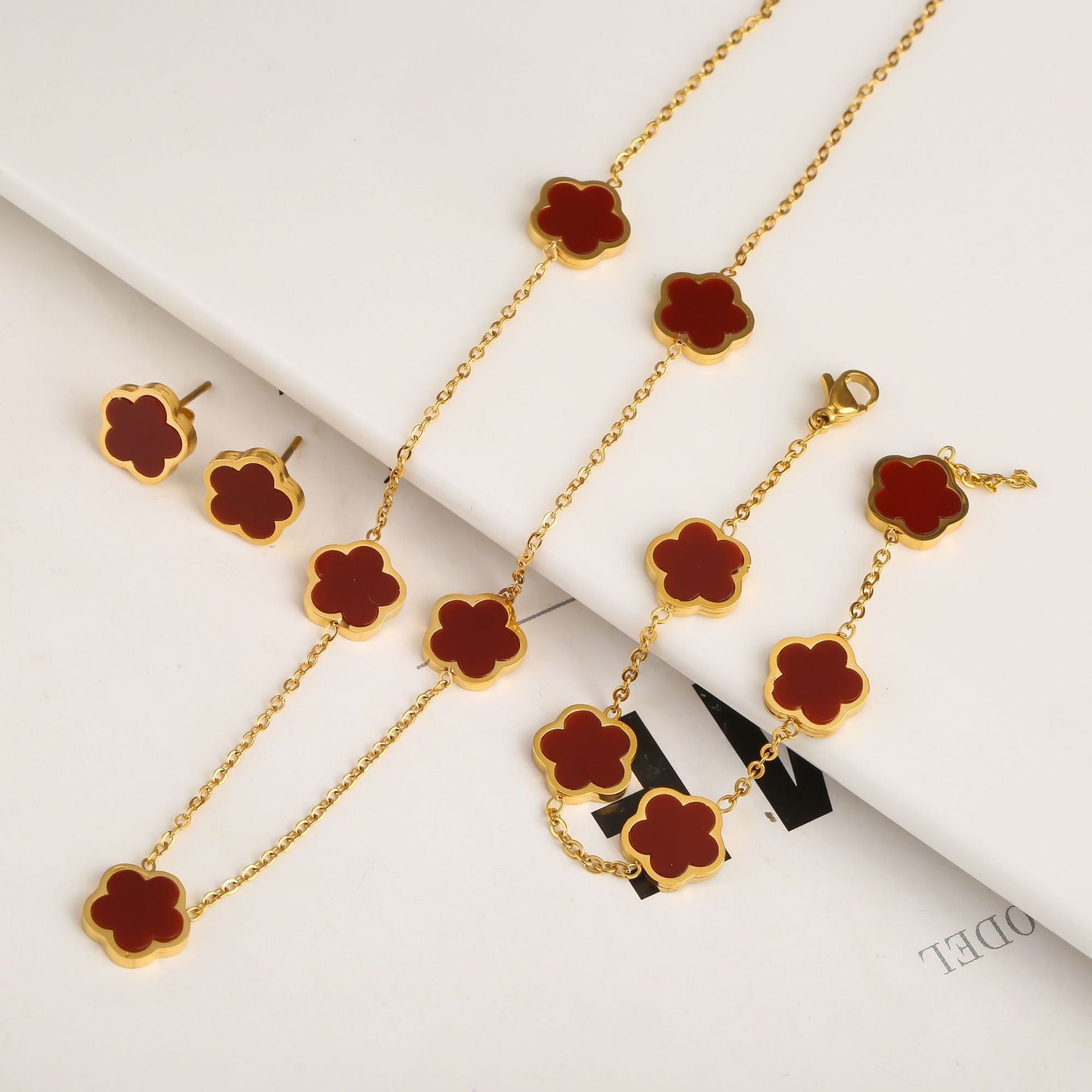 Brand Gold Bracelet Elite Floral Green Drop Gum Motif